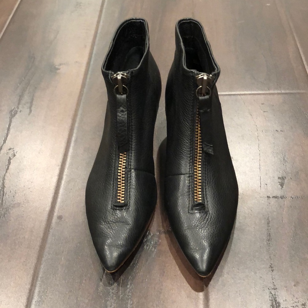 Splendid Nestor leather front zip booties.